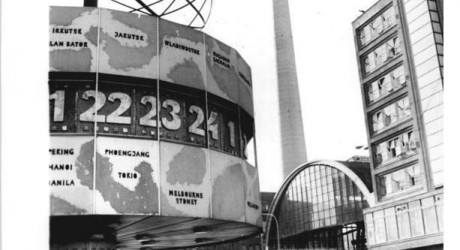 Berlin, Alexanderplatz, Weltzeituhr, Fernsehturm. Image: Deutsches Bundesarchiv German Federal Archive Bild 183 L0328 0016 Hubert Link